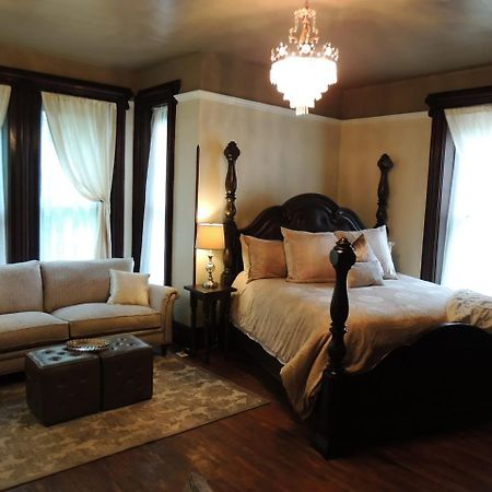 Lyons Twin Mansions Hotel Fort Scott Bagian luar foto