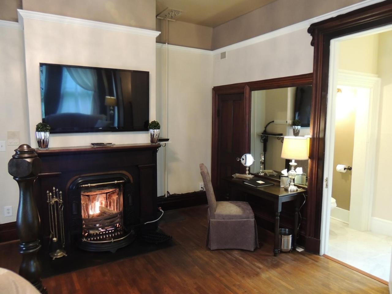 Lyons Twin Mansions Hotel Fort Scott Bagian luar foto