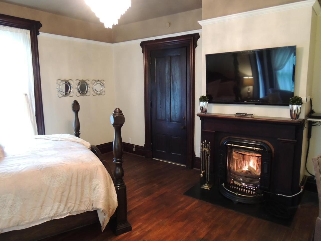 Lyons Twin Mansions Hotel Fort Scott Bagian luar foto