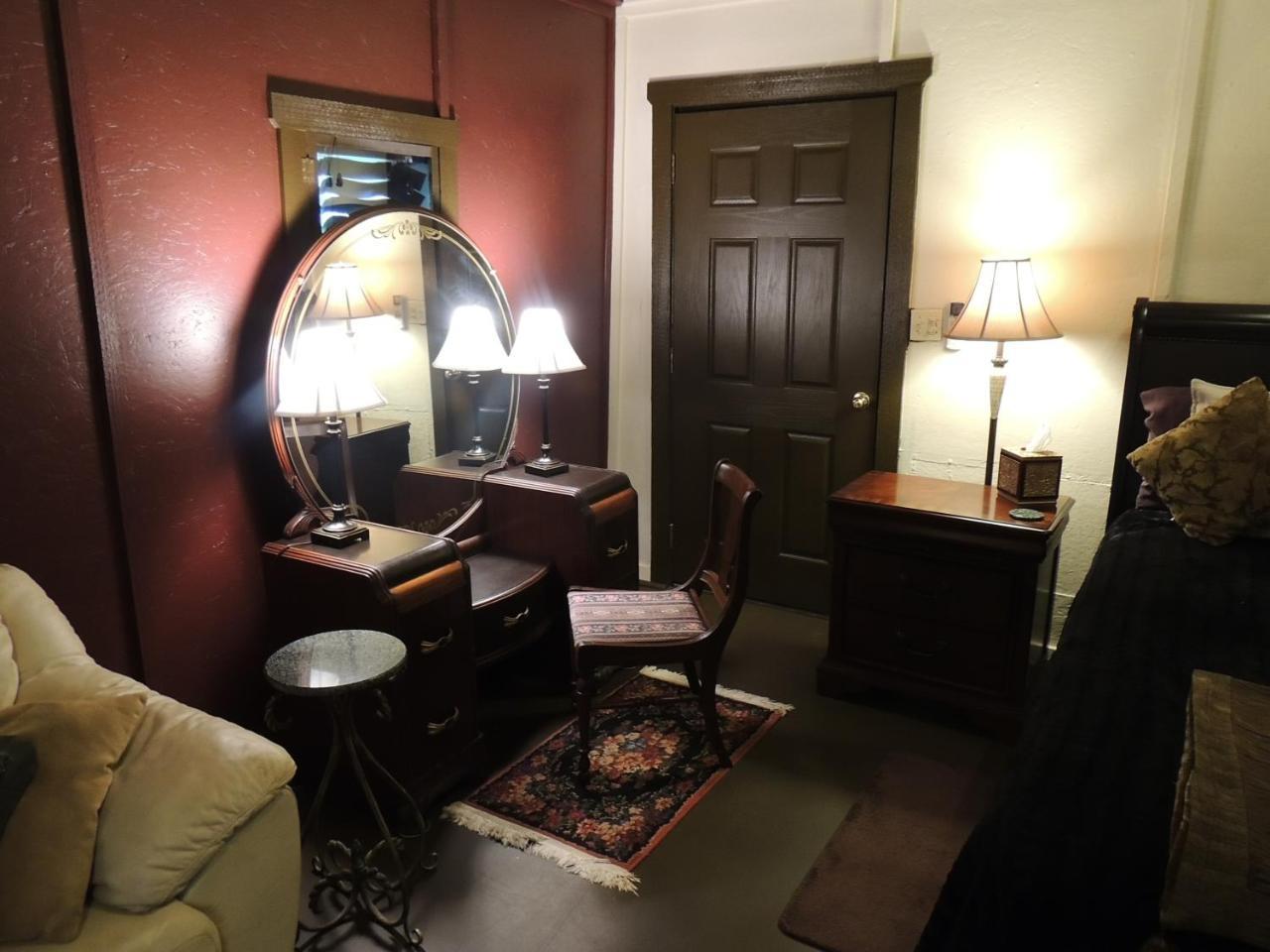 Lyons Twin Mansions Hotel Fort Scott Bagian luar foto