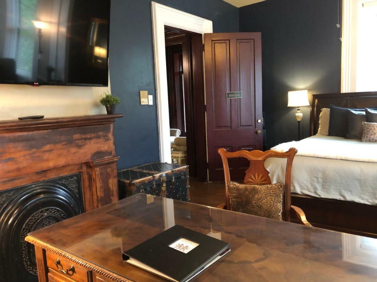 Lyons Twin Mansions Hotel Fort Scott Bagian luar foto