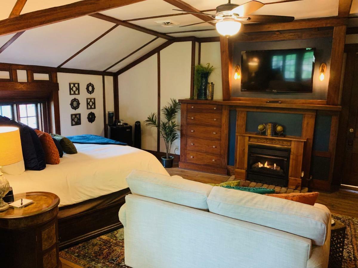 Lyons Twin Mansions Hotel Fort Scott Bagian luar foto